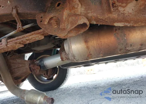 2010 Toyota Tundra Grade 5.7L V8 z USA, uszkodzony, nr VIN 5TFUY5F15AX137953